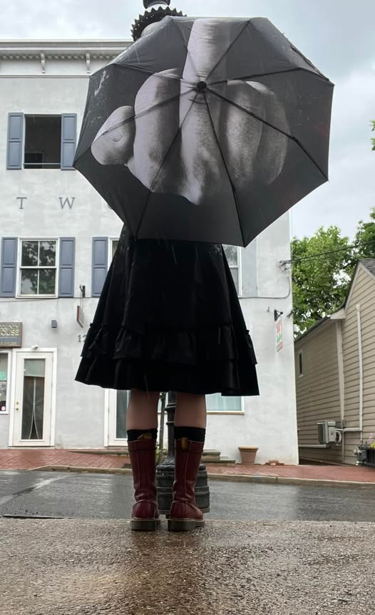 punkrockmeshell's tweet photo. #rainydays #godsavetheqweens #ween #drmartens #victorian #england #oxblood #newhopepa https://t.co/cuCCPN8sWR