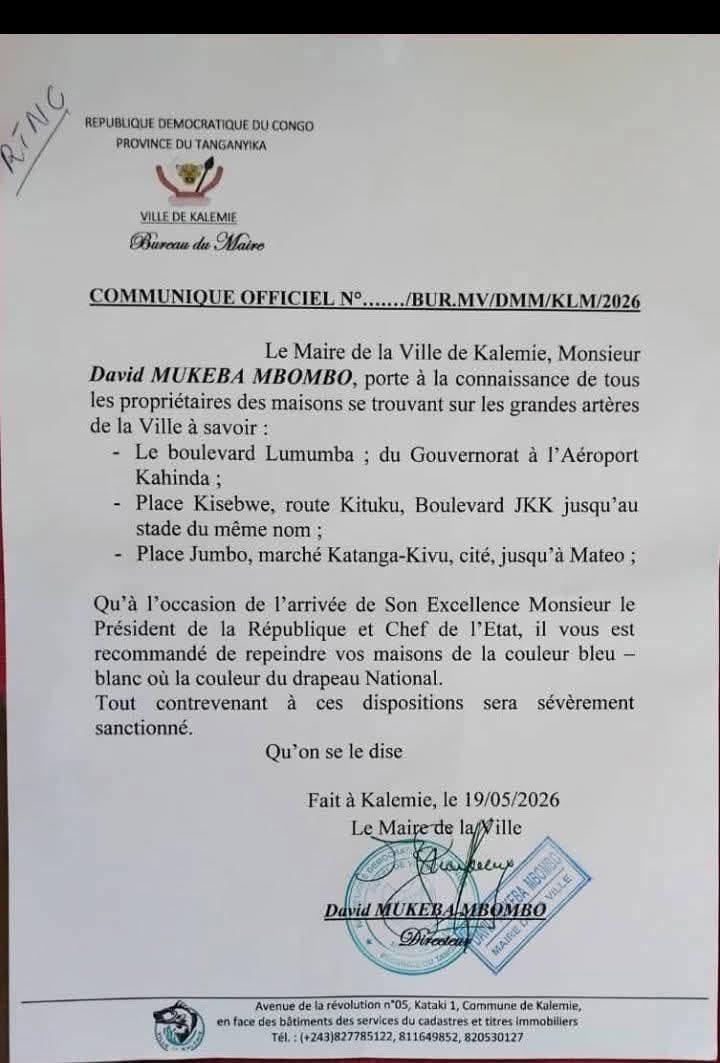 peroluwara1's tweet photo. #Rdc
A #Kalemi dana le #Tanganyika, alorsque le gouverneur s'affaire à boucher quelques trous wn prévision de l'arrivée de F. Tshisekedi sur place, la maire de la ville menace de son coté les propriétaires des maisons le long des grandes artères. Ils sont sommés de repeindre leurs maisons en blanc et bleu, sous peine, selon le communiqué, de sanctions.