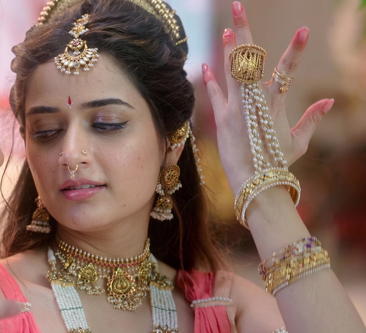 MassMayanti's tweet photo. Ashika gave million-dollar expressions in this entire sequence.

She looked like an Angel from Heaven in that sleeveless rose-pink shade traditional outfit.

Ashii 🩷🩷 https://t.co/D50dtUoRgZ