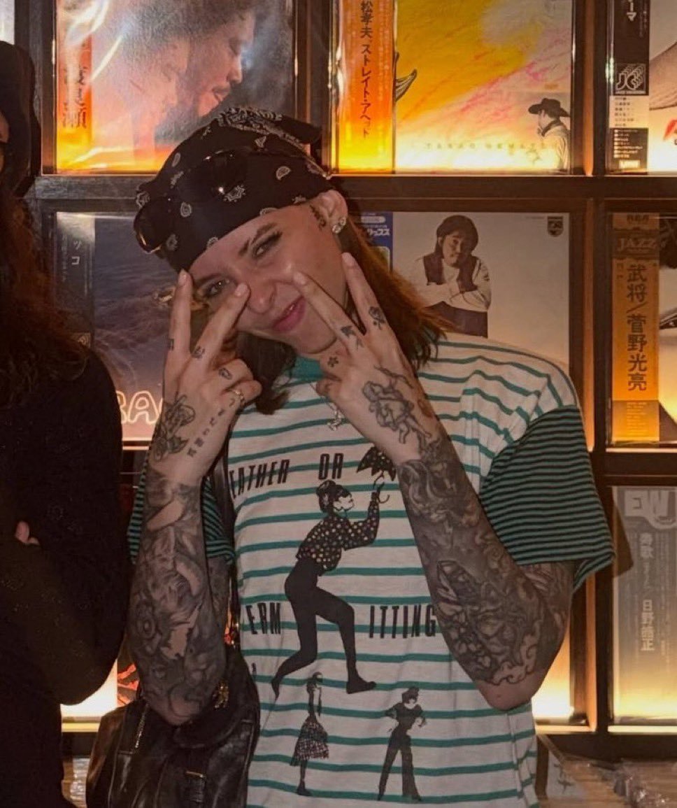 tripleGIN_'s tweet photo. y justo cuando pensé que no podría verse aún más lesbiana, me sale con un tatuaje en la cara https://t.co/PEuPGXfVCT
