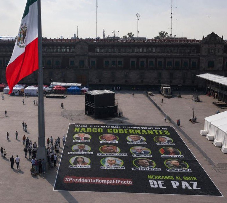 FarroRobot's tweet photo. Oigan no vayan a darle RT a esta manta gigante con los narcopolíticos de Morena que le pusieron en frente de su Palacio a la narcopresidentA @Claudiashein porque se pone malita. https://t.co/u6ZCAwfYgy