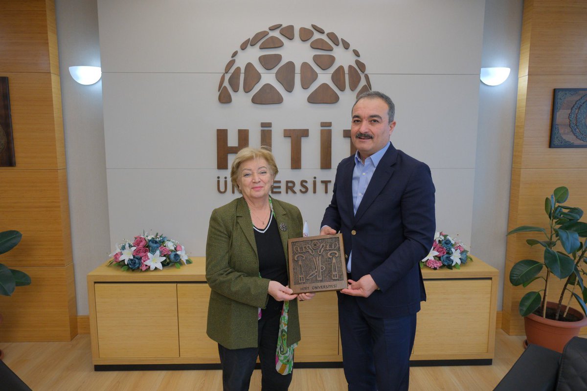 ProfAliOzturk's tweet photo. Şapinuva antik kentindeki emekleriyle Çorum’un tarihine ışık tutan Prof. Dr. Aygül Süel hocamız, emeklilik dolayısıyla üniversitemize veda etti. Üniversitemize ve bilim dünyasına sunduğu değerli katkılar için teşekkür ediyor; emeklilik hayatında sağlık ve mutluluklar diliyorum. https://t.co/KdVAJU0umv