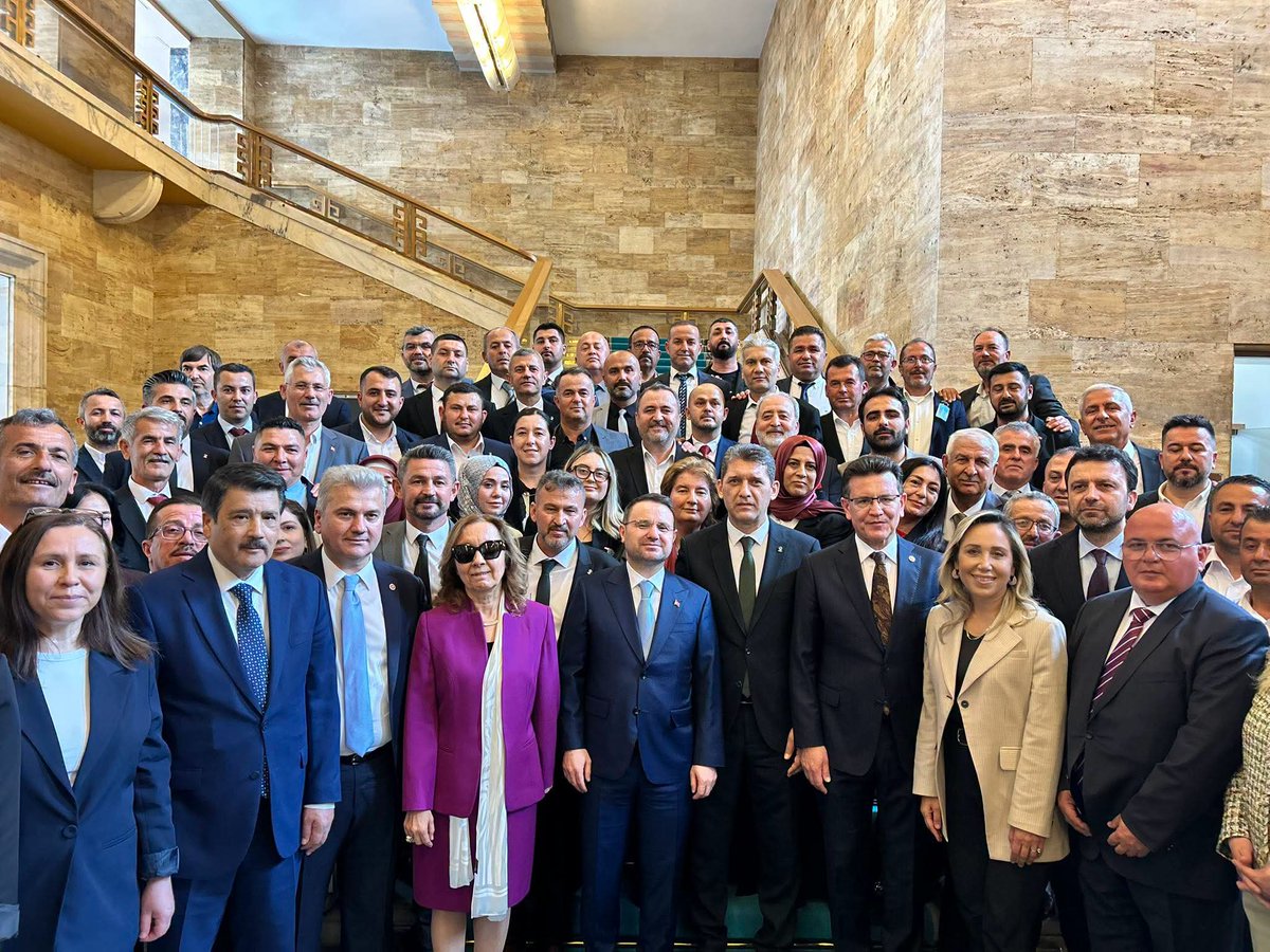 Gunerihakan06's tweet photo. 📍TBMM | Ankara 🇹🇷

Gazi Meclisimizde, Antalya heyeti olarak Adalet Bakanımız Sn. Akın Gürlek ile bir araya geldik.

Milletimize hizmet yolunda istişarenin, birlik ve beraberliğin önemini bir kez daha hissettiğimiz bu kıymetli buluşmada, nazik ev sahipliği için Sayın Bakanımıza teşekkür ediyor, görüşmemizin hayırlara vesile olmasını temenni ediyoruz. 🤝🇹🇷
