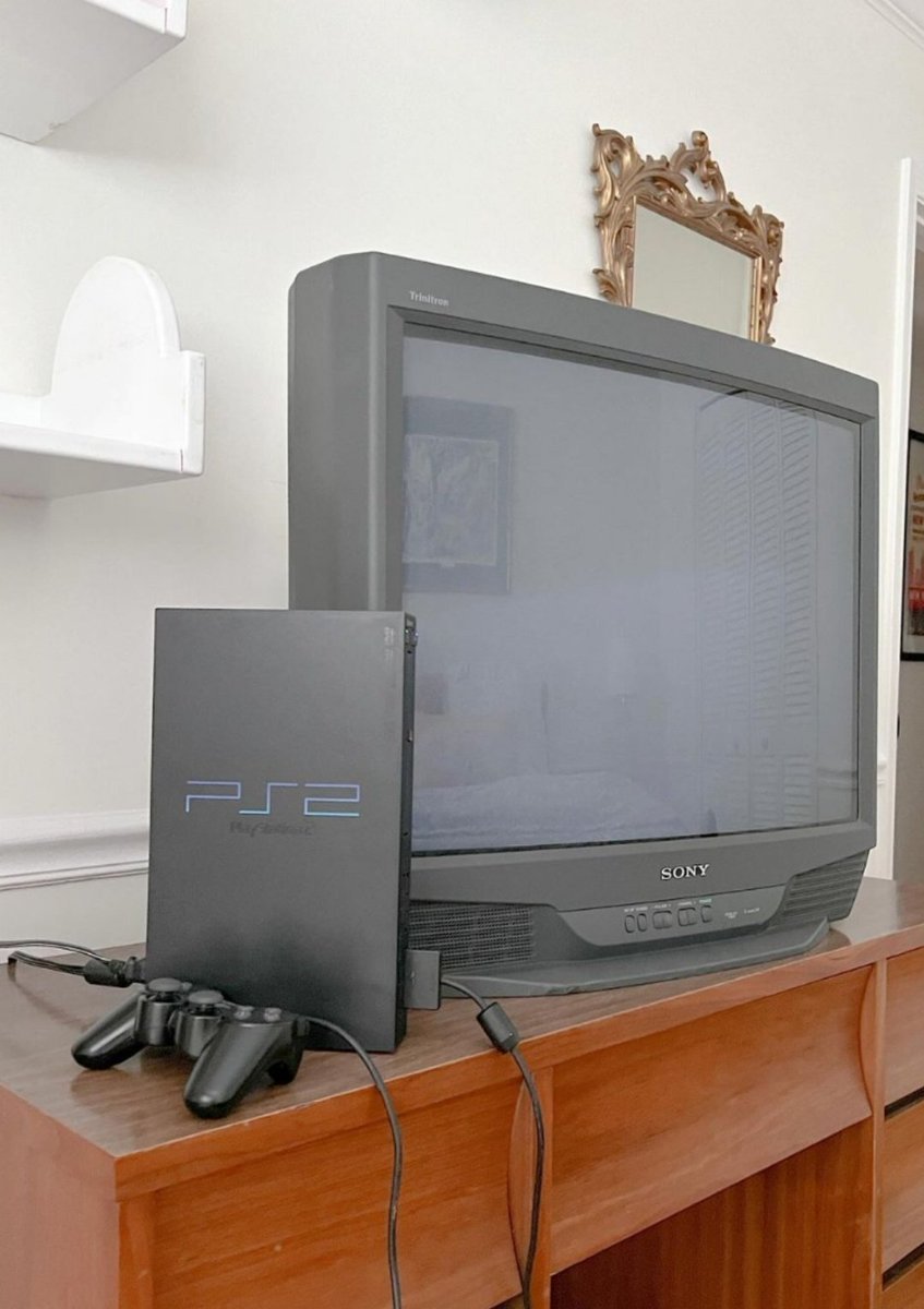 VideoGameHstry's tweet photo. POV: It's the 2000s and you're about to play PlayStation 2 at Grandma's house https://t.co/A3o80RODUj