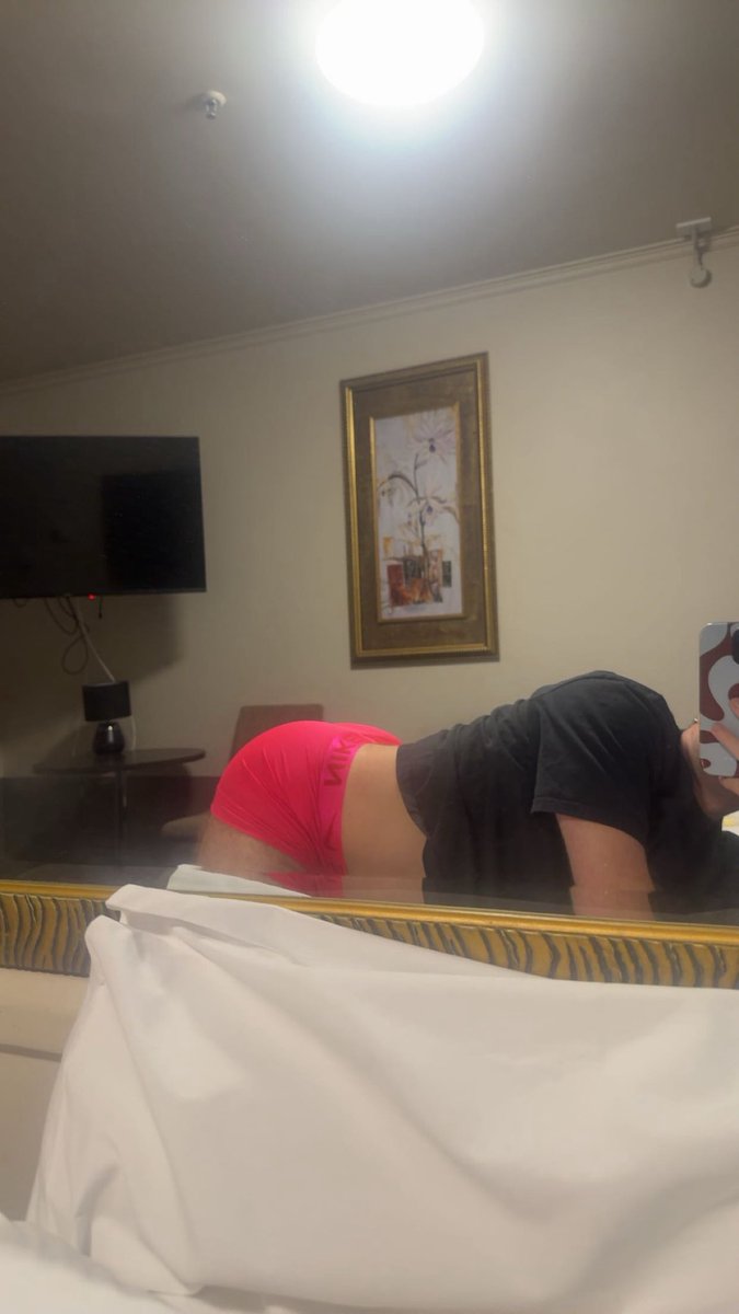 Versadl02's tweet photo. Hotel mirror was in a great spot https://t.co/APxZUDwC6T
