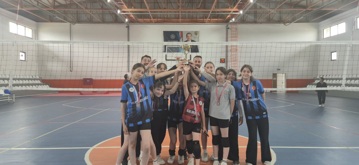 ulasioo's tweet photo. Öğrencilerimizden Gururlandıran Başarı! 👑
Küçük kız voleybol takımımız, İlçe  turnuvasında ortaya koydukları mücadele, azim ve takım ruhuyla büyük alkış topladı. Rakiplerini birer birer geçerek finale kadar yükselen takımımız, turnuvayı 2.lik derecesiyle tamamladı. 🥈 https://t.co/e4A1oem715