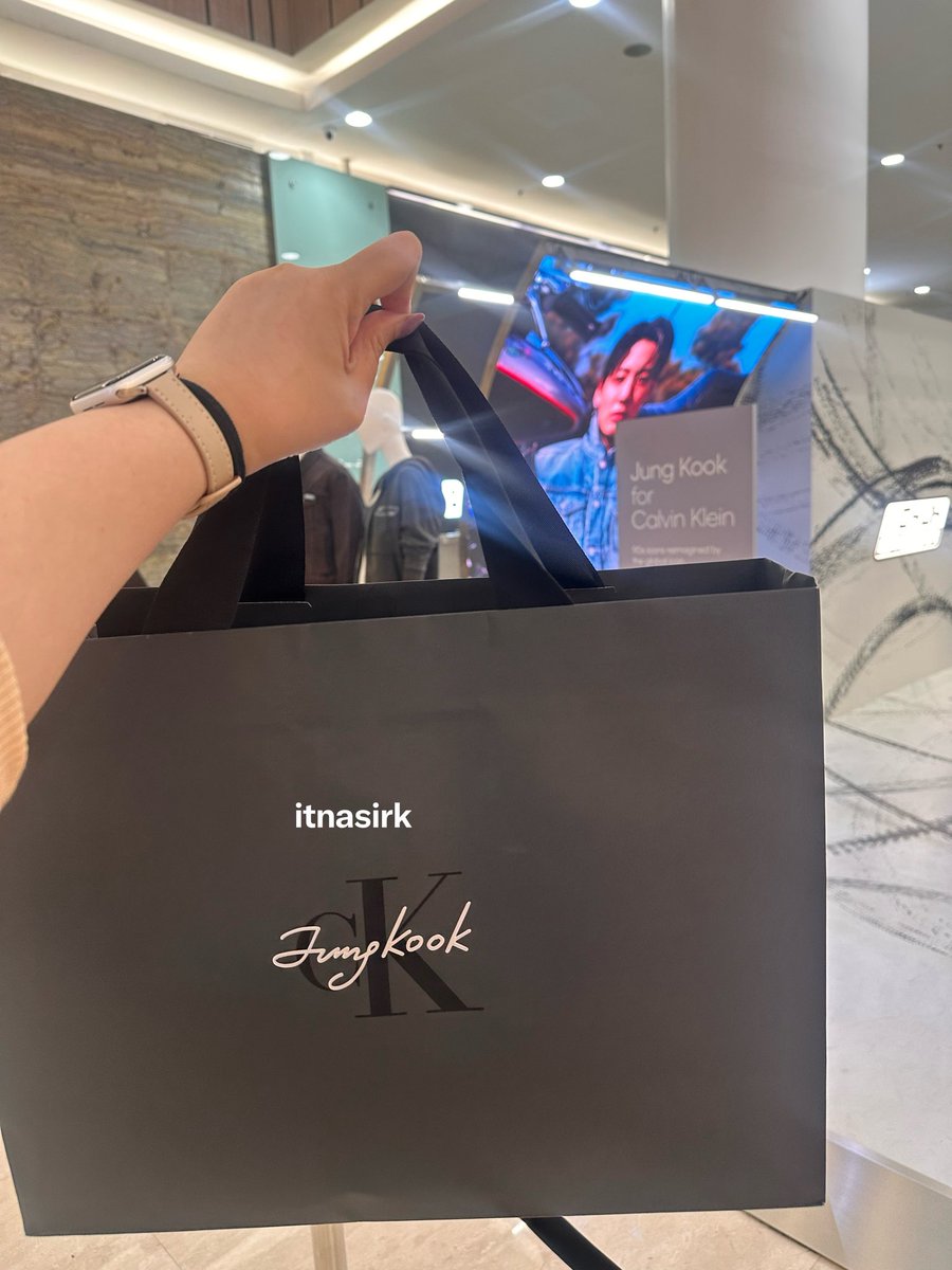 itnasirk's tweet photo. I got the CKJK collections!!! So happy but engga banget untuk antri paymentnya di CK Senayan City🥴🥴 #ckjk https://t.co/EI2xfeS1SN