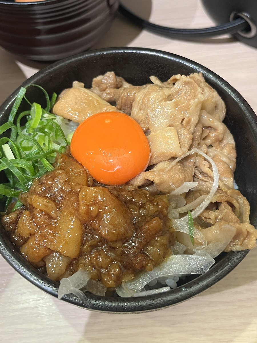tarotarosmile's tweet photo. 今日の晩ご飯はRAMEN.R様

黒TOKUSHIMA300
バラマシ
クロアブラマシ
🍚

今年は甘さ>香ばしさ？
黒TOKUSHIMAというジャンルが
確立されてる気もする🤔
アブラマシても重くなく
最後まで美味しくいただきました😋

ごちそうさまでした🙏
やすさん、ありがとうございます😭
#RAMENR
#RAMEN_R https://t.co/ntwnAgEgEp