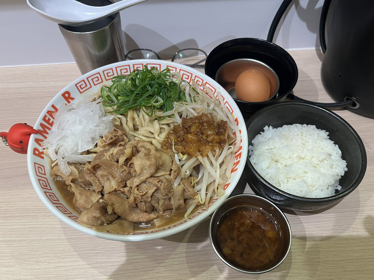 tarotarosmile's tweet photo. 今日の晩ご飯はRAMEN.R様

黒TOKUSHIMA300
バラマシ
クロアブラマシ
🍚

今年は甘さ>香ばしさ？
黒TOKUSHIMAというジャンルが
確立されてる気もする🤔
アブラマシても重くなく
最後まで美味しくいただきました😋

ごちそうさまでした🙏
やすさん、ありがとうございます😭
#RAMENR
#RAMEN_R https://t.co/ntwnAgEgEp
