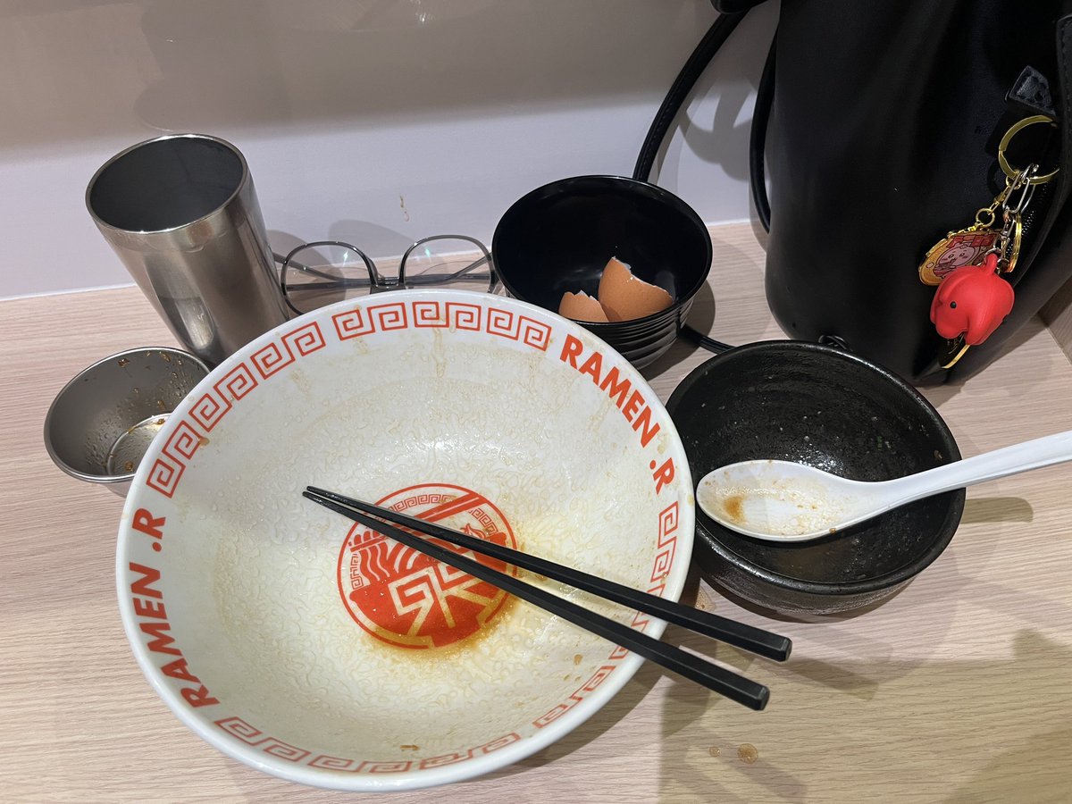 tarotarosmile's tweet photo. 今日の晩ご飯はRAMEN.R様

黒TOKUSHIMA300
バラマシ
クロアブラマシ
🍚

今年は甘さ>香ばしさ？
黒TOKUSHIMAというジャンルが
確立されてる気もする🤔
アブラマシても重くなく
最後まで美味しくいただきました😋

ごちそうさまでした🙏
やすさん、ありがとうございます😭
#RAMENR
#RAMEN_R https://t.co/ntwnAgEgEp