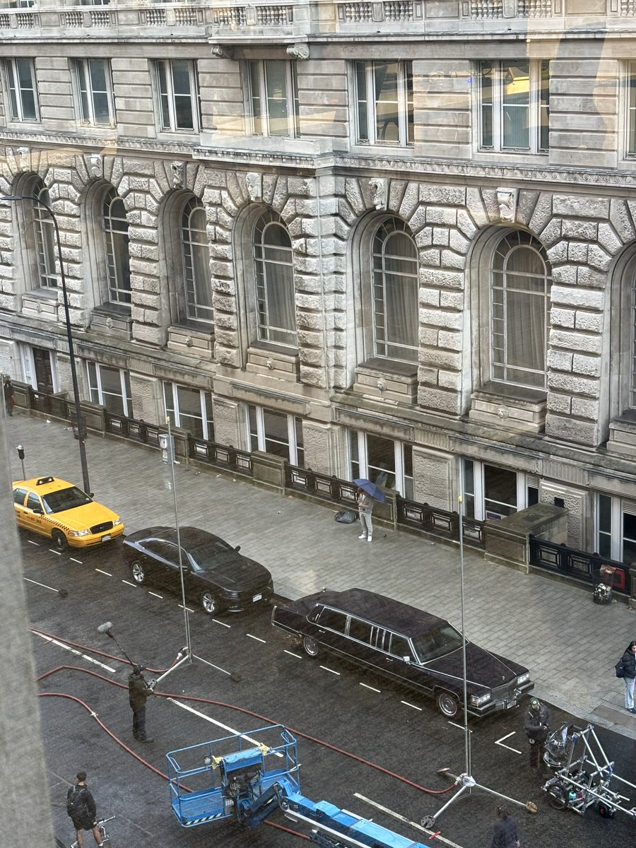 Stormtamer's tweet photo. @bruharvys Ah that’s so cool!
These are the shots I got of them coming in and out the side entrance of the Cunard Building https://t.co/esbFbP0yO7