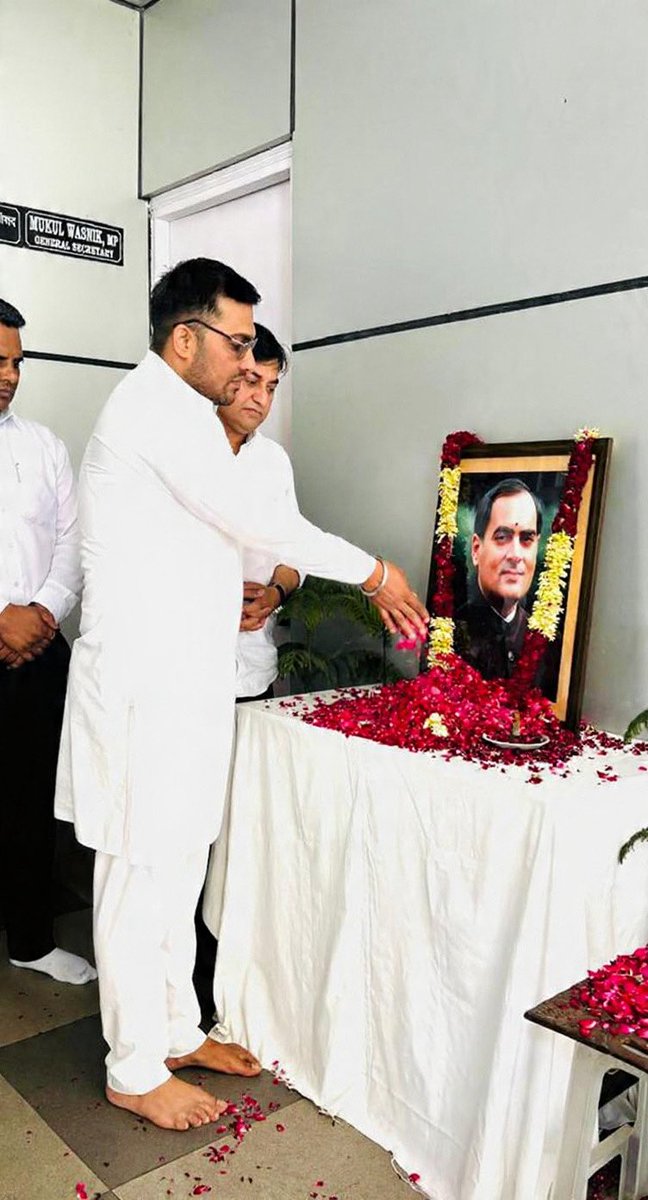 kumarsurender's tweet photo. पूर्व प्रधानमंत्री स्व. श्री राजीव गांधी जी की पुण्यतिथि पर 24 ,अकबर रोड़ स्थित कांग्रेस मुख्यालय पर दिल्ली ओबीसी कांग्रेस के साथियों के साथ राजीव जी को भावभीनी श्रद्धांजलि अर्पित की।

राष्ट्र निर्माण में अविस्मरणीय योगदान देने वाले श्री राजीव गांधी जी हमेशा हमारी यादों में रहेंगे।

📍  दिल्ली

#rajeevgaandhi 

@DrJaihind 
@INCHaryana