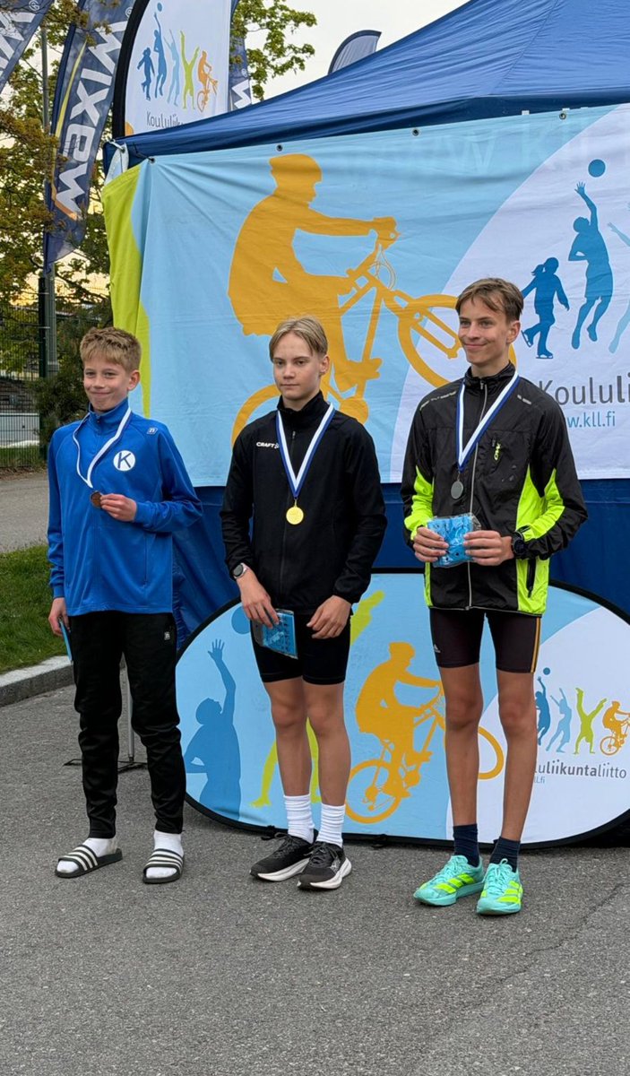 phyk_school's tweet photo. Pieni, mutta iskukykyinen PHYK-joukkue osallistui KLL:n 5 km:n katujuoksun SM-kisaan Olympiastadionin maatossa. Helsinki City Run -tapahtuman yhteydessä juostussa kilpailussa Onni voitti P15-sarjan, 19-vuotiaissa Elina oli 3., Jerry nappasi hopeaa ja Lukas pronssia.
#katujuoksu https://t.co/mp3TVqYDIx