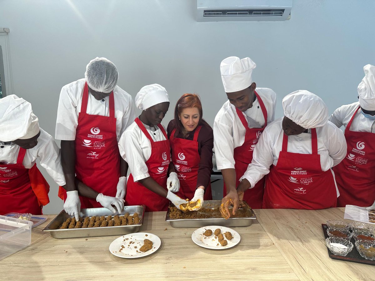 yeedakar's tweet photo. Sofra, birlikte olmanın en eski dilidir.

ENFHT L’École de Référence aşçılık öğrencileriyle Türk Mutfağı Haftası kapsamında buluştuk. 

Dakar Büyükelçimiz Sayın Dilşad Kırbaşlı Karaoğlu’nun katılımlarıyla merkezimizde düzenlenen etkinlikte mutfak kültür hafızamızı aktardık. https://t.co/2gbAHTJTkK