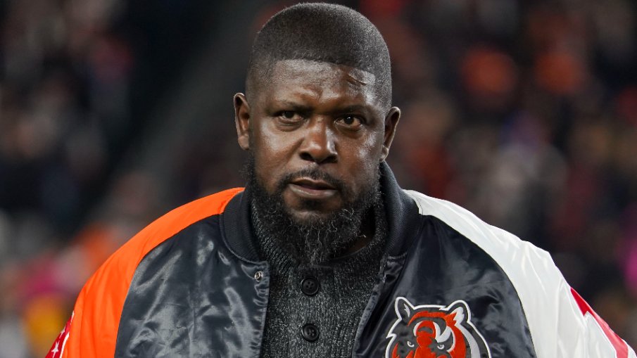 AroundTheNFL's tweet photo. Bengals' next best Hall of Fame candidate? Willie Anderson

https://t.co/1LCMyvYegt https://t.co/qvlB8af5Mf
