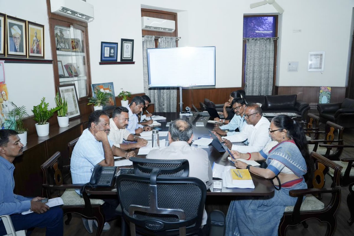 GBAChiefComm's tweet photo. Ejipura Flyover to Open by October-End

Today directed officials and contractors to deploy additional staff and labourers to complete the long-pending Ejipura Flyover project within the deadline.

✅ Main flyover targeted for opening by October 2026
✅ 4 span launching work near Ejipura Signal underway
✅ Domlur-side down-ramp work to be completed within 15 days
✅ Sarjapur-side ramp work to follow immediately
✅ 731 of 762 segments already cast
✅ 52 of 66 spans completed

⚠️ Officials were also instructed to:
🔹 Fill potholes around the project stretch
🔹 Desilt drains before monsoon
🔹 Prevent waterlogging near the flyover zone
🔹 Ensure proper streetlighting

📍The 2.59 km Ejipura Flyover project is being executed under the Greater Bengaluru Authority – Bengaluru South City Corporation.

#EjipuraFlyover #Bengaluru #GreaterBengaluruAuthority #Infrastructure #FlyoverProject  #SouthBengaluru #UrbanDevelopment #BengaluruTraffic #RoadInfrastructure