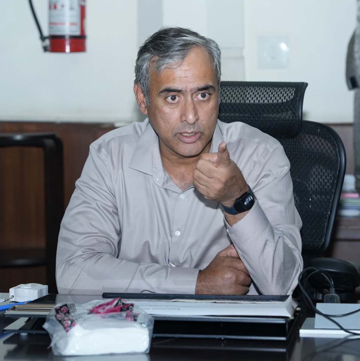 GBAChiefComm's tweet photo. Ejipura Flyover to Open by October-End

Today directed officials and contractors to deploy additional staff and labourers to complete the long-pending Ejipura Flyover project within the deadline.

✅ Main flyover targeted for opening by October 2026
✅ 4 span launching work near Ejipura Signal underway
✅ Domlur-side down-ramp work to be completed within 15 days
✅ Sarjapur-side ramp work to follow immediately
✅ 731 of 762 segments already cast
✅ 52 of 66 spans completed

⚠️ Officials were also instructed to:
🔹 Fill potholes around the project stretch
🔹 Desilt drains before monsoon
🔹 Prevent waterlogging near the flyover zone
🔹 Ensure proper streetlighting

📍The 2.59 km Ejipura Flyover project is being executed under the Greater Bengaluru Authority – Bengaluru South City Corporation.

#EjipuraFlyover #Bengaluru #GreaterBengaluruAuthority #Infrastructure #FlyoverProject  #SouthBengaluru #UrbanDevelopment #BengaluruTraffic #RoadInfrastructure