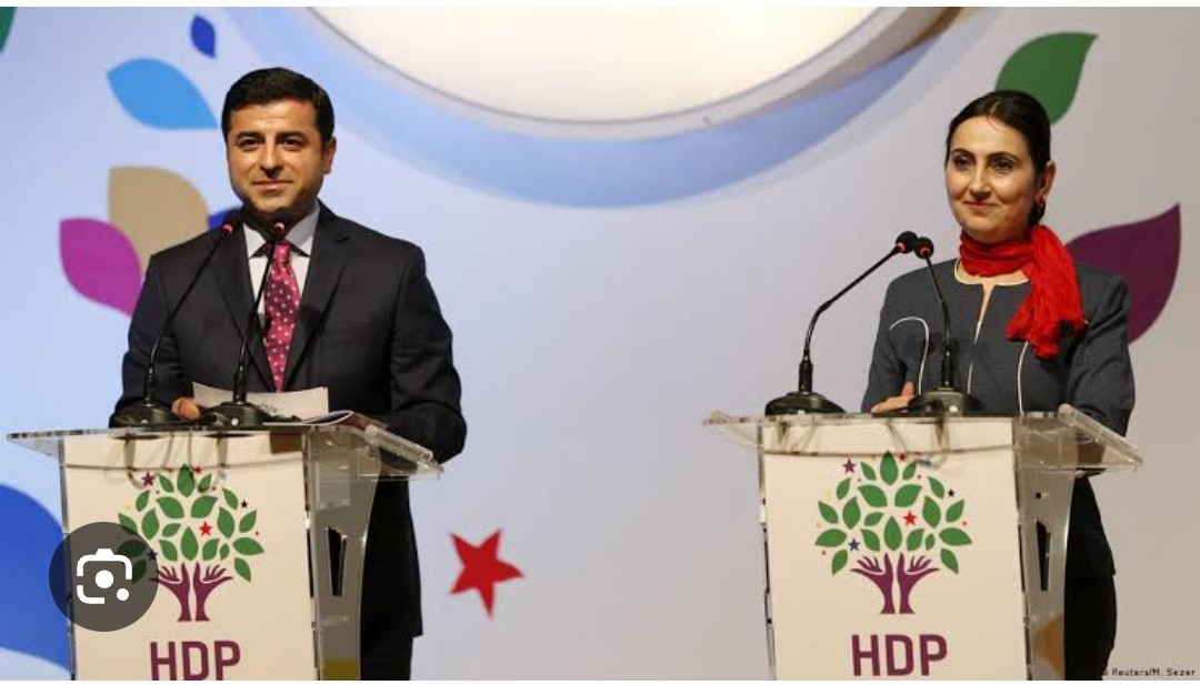 feratosmanoglu's tweet photo. Ülkede eğer gerçekten samimi bir barış süreci yürütülüyorsa, neden Selahattin Demirtaş, Figen Yüksekdağ ve diğer siyasi tutuklular hâlâ cezaevinde? Demokrasi söylemi, hukuk ve özgürlükle desteklenmiyorsa toplumda güven oluşturmaz. https://t.co/sL8oTxOqcp