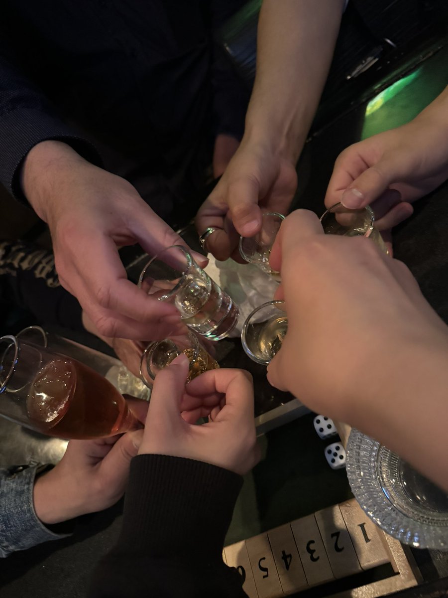 daisy_y25's tweet photo. 遅くなりましたがおぷんしております🙆‍♀️
雨やばいけど今日も沢山飲みメンタル🥺
いっぱい遊びましょっ💪🍻

#栄 #栄4丁目 #女子大 #BAR #遊びバー #カラオケバー #ボドゲ #デイジー https://t.co/FBWEZ8nNv3