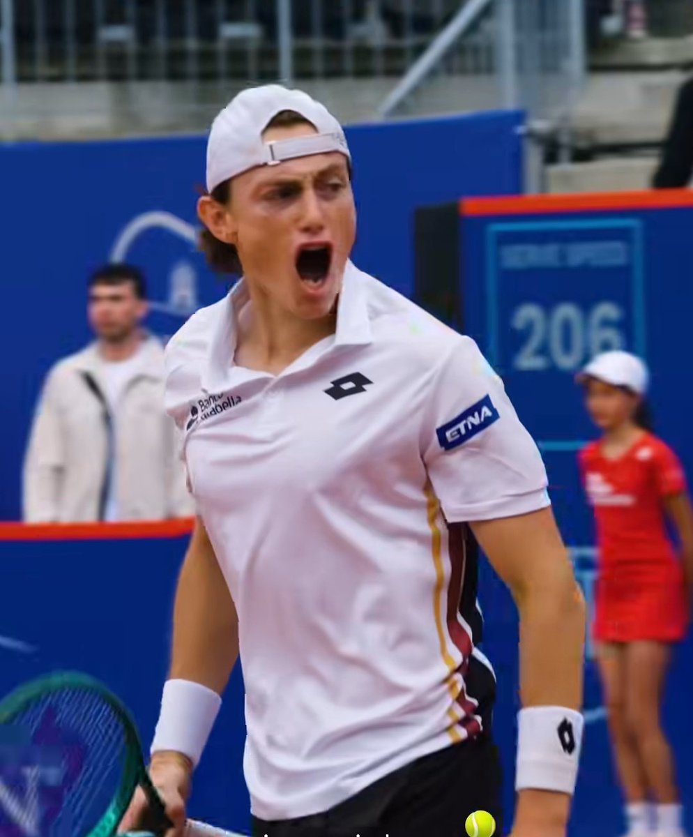 PuntoEnJuego's tweet photo. ¡A SEMIS! 🔥
Ignacio Buse 🇵🇪 lo hizo otra vez. En un partido muy cambiante y de mucho nervio, Nacho remontó un 0-3 en el set final y se impuso 2-1 (6-3/5-7/6-3) a Ugo Humbert 🇫🇷 para avanzar a semifinales del ATP500 de Hamburgo 🇩🇪

Live Ranking: #42 🔥🔝

¡VAMOS NACHO! 💪✨️🇵🇪 https://t.co/NXtz58CNpg