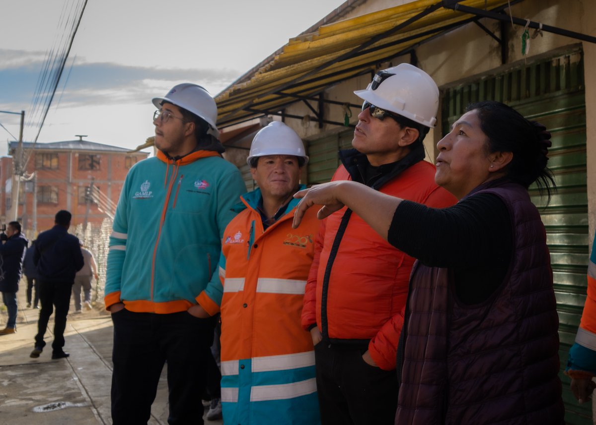 LaPazAlcaldia's tweet photo. 🚨🏔️ Desde tempranas horas, nuestro alcalde realizó una inspección en la zona del deslizamiento en Las Lomas, verificando de cerca la situación y coordinando la ayuda inmediata para las familias afectadas. 🤝🏠

#LasLomas #Emergencia #Deslizamiento #AtenciónInmediata https://t.co/4DUGk0yMq7