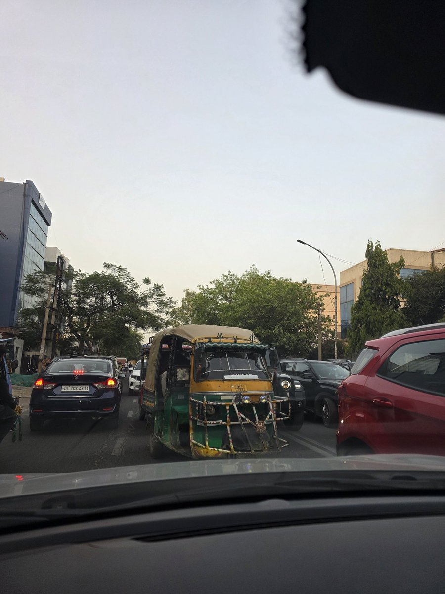 anshuman_noida's tweet photo. @dcptrafficnoida @Noidatraffic @dmgbnagar uryog marg from indian oil to noida authority  in total jam for 2.5 kms it took more than 18 mins no police to manage traffic e rickshaw coming from opposite directions not following any traffic rule https://t.co/Z41h6zfI63