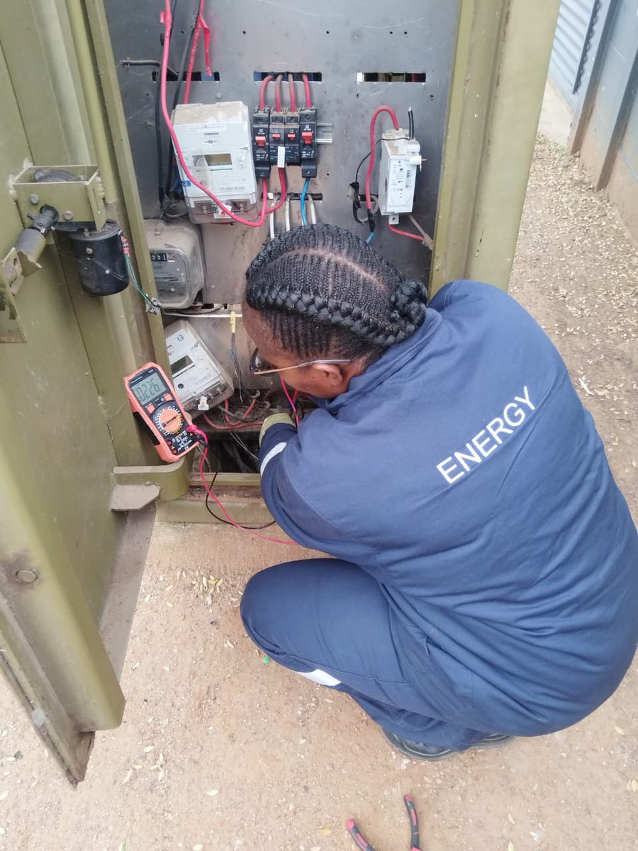 City_Ekurhuleni's tweet photo. after a burnt cable inside the pole was identified
✅ Cable terminations repaired and pressure testing conducted on T3 and 649 minisub

📍 #Nigel Ext – 3rd Avenue
✅ Low/high voltage issue attended to
✅ Loose neutral connection repaired

📍 #Strubenvale – Len De Wet Street https://t.co/rNsML3Uh3z