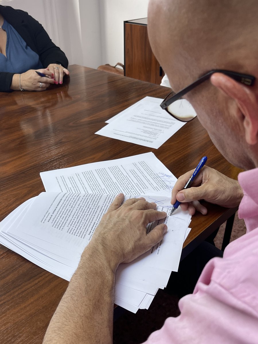 MataderosGC's tweet photo. 🤝Se ha publicado el nuevo Convenio Colectivo, un acuerdo que refuerza nuestro #compromiso con todos nuestros #trabajadores

Seguir mejorando sus #condiciones laborales es también una forma de fortalecer el sector primario y gastronómico de #Canarias 🇮🇨

#noticia #SectorPrimario https://t.co/Ch0xyFlFVe