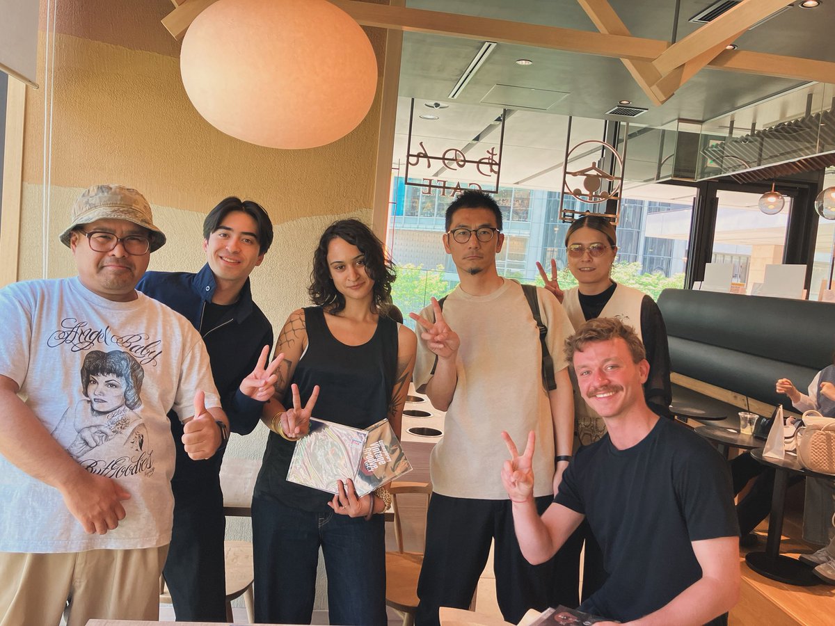 Jimmie_Soul's tweet photo. いよいよ日付変わって22日のNew Albumがリリースされる🇮🇩のThee Marloesの生の声が聞けるのは香川県は高松市からお送りしてます #ジミソラジオ になります。このあと23時からオンエア。
わたしは『Thee』の人たちとは最近よくお話をしています。 https://t.co/m8byGpiTYm