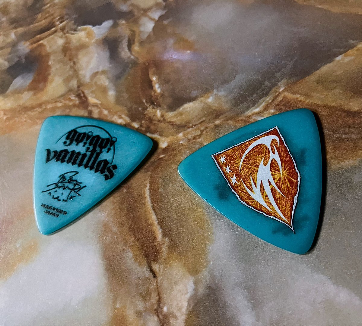 pjb4strings's tweet photo. MNG!
定番のErnie Ballストラップ。弦も愛用していて、品質面でも安心感のあるメーカーです。
MASTER8 go!go!vanillas 長谷川プリティ敬祐さんのシグネイチャーピックも。D-801 0.8mmに研磨加工という仕様が気になり、試してみることに。
#ベース #master8japan #ErnieBall https://t.co/7mX3e8D3ov