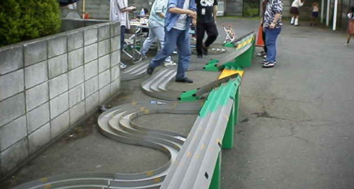 kyo_ju27's tweet photo. 友人宅に集まってミニ四駆走らせよう！
っていう感じの写真。1997年のはず。 #ミニ四駆 https://t.co/axidQB62WD