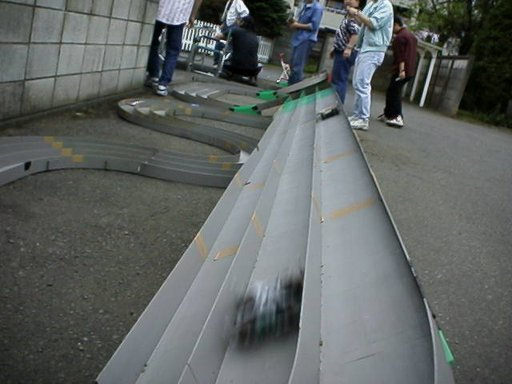 kyo_ju27's tweet photo. 友人宅に集まってミニ四駆走らせよう！
っていう感じの写真。1997年のはず。 #ミニ四駆 https://t.co/axidQB62WD