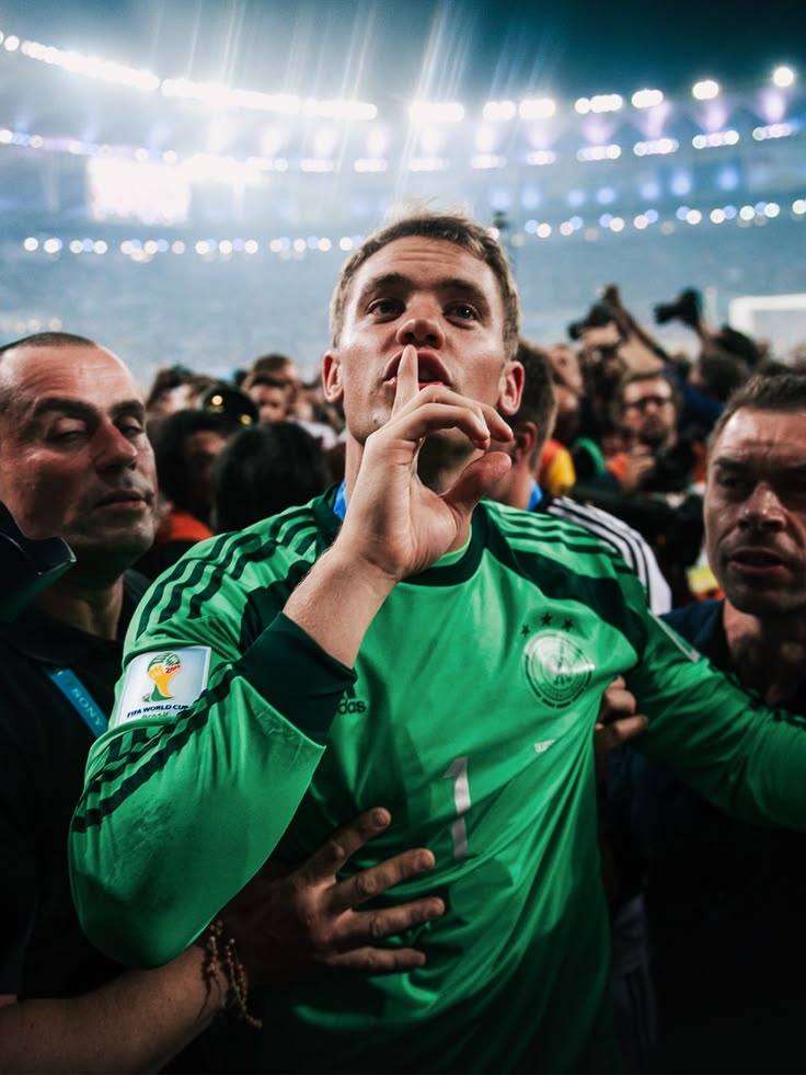 _bayerndepree's tweet photo. > vire lenda na alemanha
> revolucione a posição de goleiro 
> se aposente da seleção
> nenhum goleiro consegue substituir
> volte pra disputar mais uma copa do mundo

o melhor goleiro da história voltou https://t.co/01fNSQ3pcG