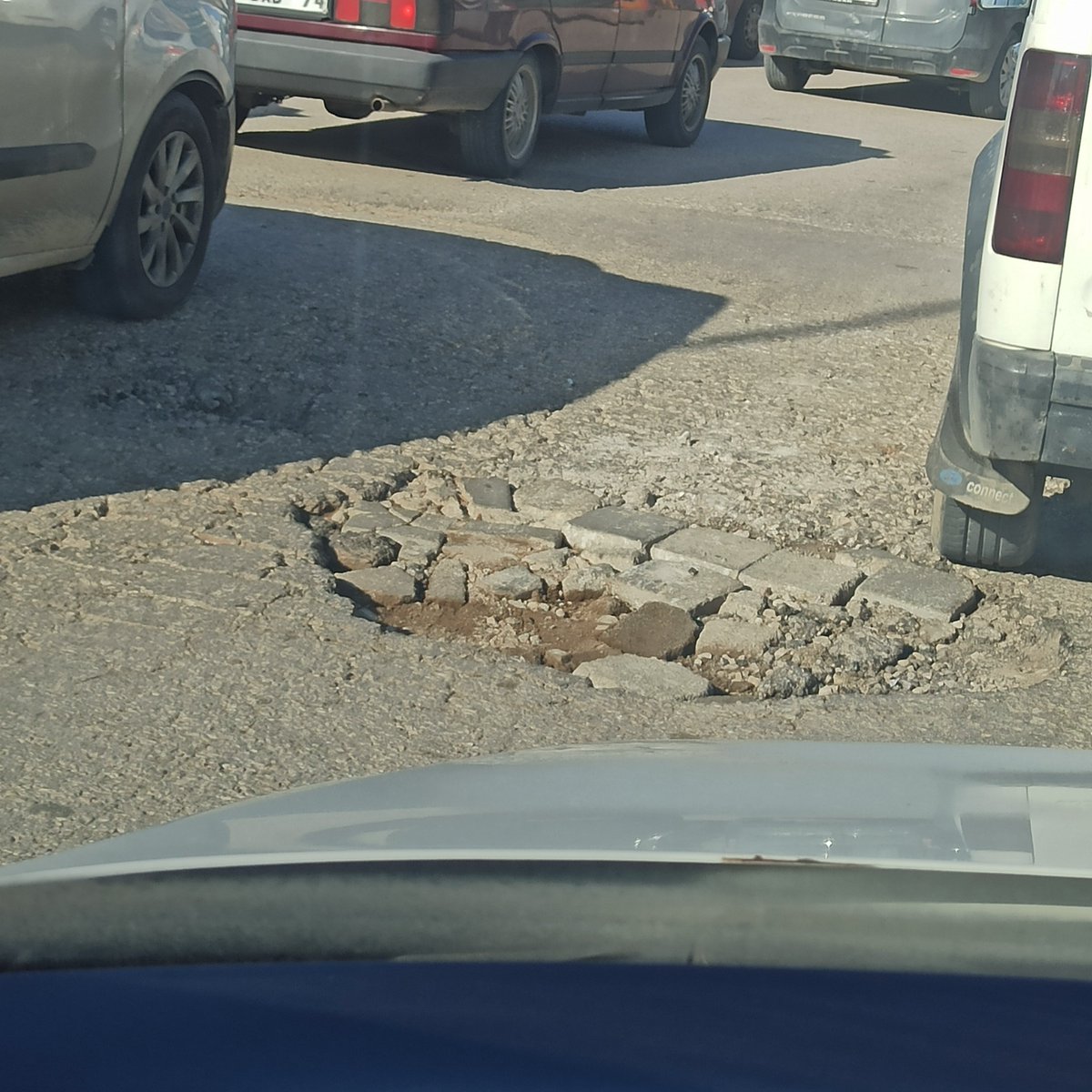 ALCANAKKAYA's tweet photo. @Adana_Bld Vatandaş siz yolları yapmayınca kaldırım taşı ve toprakla dolduruyor onlarda zamanla çöküyor. İşinizi yapın şovu bırakın. https://t.co/oWq1TNS5sB