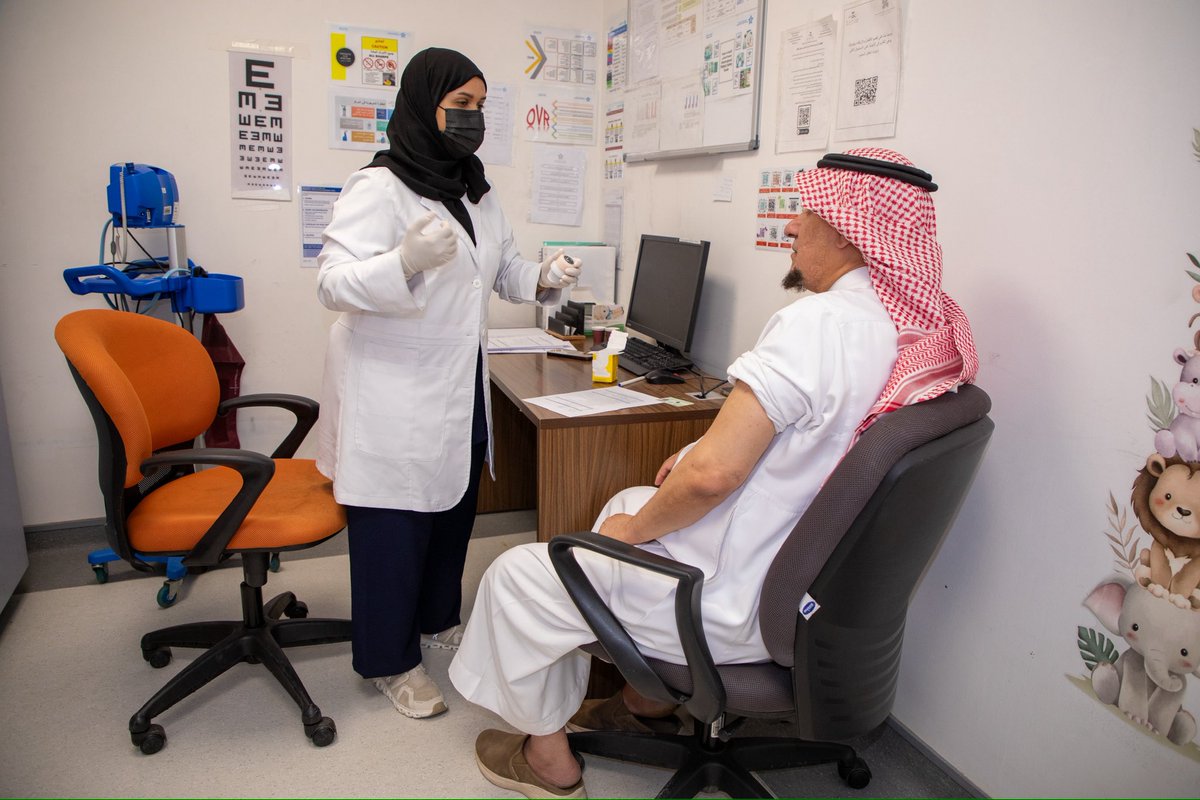 Cluster2_Riyadh's tweet photo. لـ #حج_بصحة... جهزناك صحياً بخدمات متكاملة في مراكز الرعاية الصحية الأولية بـ #تجمع_الرياض_الصحي_الثاني، تبدأ من الفحوصات واللقاحات، وتصل إلى التوعية وصرف الأدوية اللازمة للأمراض المزمنة وأجهزة قياس السكر المستمر

#حياك_الله https://t.co/5XQc6w55ts