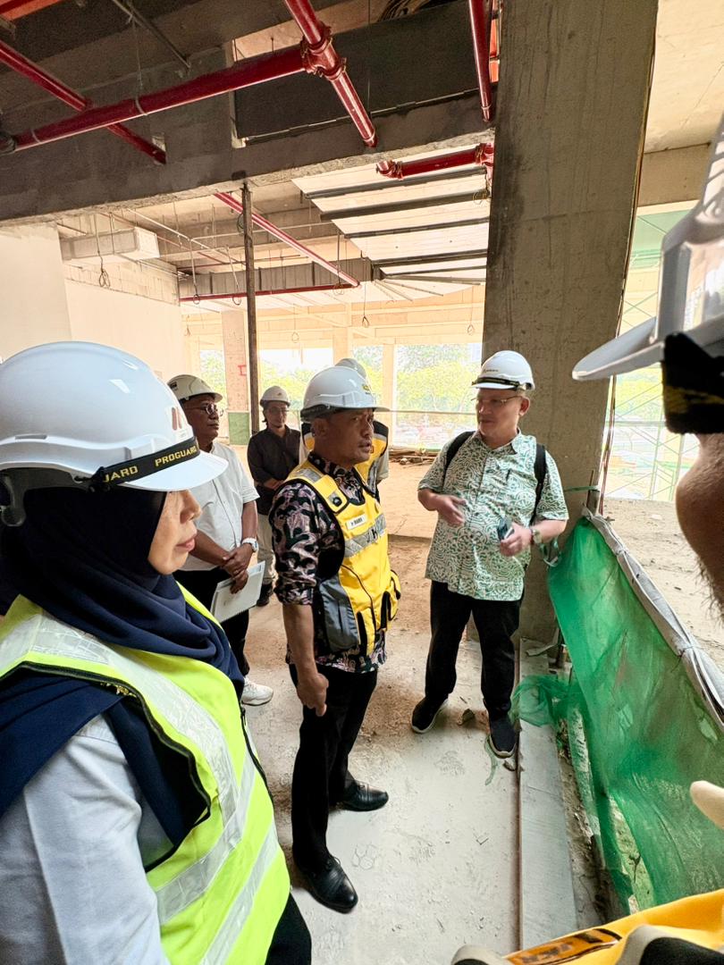 TkpkrBangunan's tweet photo. 21 Mei 2026 - Lawatan Kerja YBhg. Dato’ Timbalan Ketua Pengarah Kerja Raya (Sektor Bangunan) ke tapak Projek PPUM - Pembinaan Kompleks Pakar Pesakit Luar (KPPL) (Reka dan Bina) telah diadakan bagi meninjau status pelaksanaan serta mendapatkan gambaran sebenar kemajuan kerja di tapak.

Dalam lawatan tersebut, YBhg. Dato’ telah diberi taklimat berhubung kemajuan fizikal projek, kedudukan kerja semasa serta kekangan yang menjejaskan prestasi pelaksanaan. Susulan kelewatan yang dikenal pasti, pihak kontraktor telah ditegur supaya memperkukuh pengurusan tapak dan mempercepatkan penyelesaian isu yang mengganggu kelancaran kerja.

YBhg. Dato’ turut mengingatkan semua pihak berkaitan agar mengambil tindakan segera secara lebih proaktif bagi memastikan projek ini dapat disiapkan dengan teratur serta mencapai matlamat pembinaannya untuk manfaat PPUM dan pengguna perkhidmatan kesihatan.

#IamJKR
#JKRsynergy
#JasaKepadaRakyat