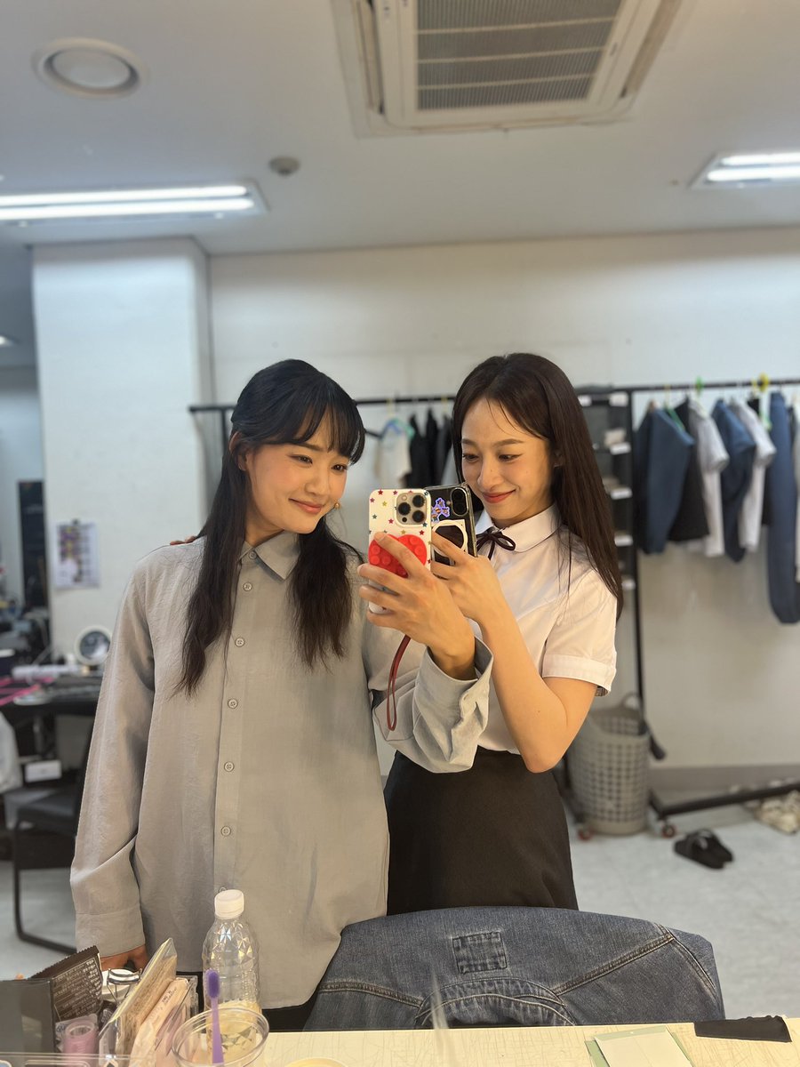 charm__tweet's tweet photo. 혜주의 인화는 소현의 슬픔을 좌시할 수 없는 인화같았다. 그 큰 눈으로 처음엔 껍데기 투성이 소현을 차갑게 푹푹 찌르다가 꺼풀이 벗겨지면 큰 눈으로 소현을 가득 안아주던 인화. 차가운 눈동자가 뜨거운 슬픔으로 바뀌는 그 찰나를 나는 오래 기억할 것이다. https://t.co/NRgst2UWbQ