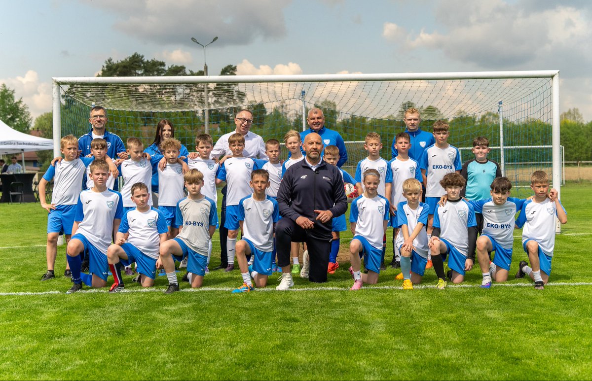 SPORT_GOV_PL's tweet photo. 5 piłkarskich Orłów w województwie świętokrzyskim! ⚽✅

Minister sportu i turystyki Jakub Rutnicki ogłosił w czwartek w Suchedniowie wyniki Programu budowy pełnowymiarowych boisk piłkarskich. Na budowę i modernizację 5 boisk piłkarskich w regionie przyznano dofinansowanie w wysokości 9,4 mln zł.

✔️ Suchedniów 
✔️ Ostrowiec Świętokrzyski
✔️ @sandomierz_pl 
✔️ Brzeziny
✔️ Kazimierza Wielka

#TworzymyPolskiSport 🇵🇱 #RobimyNieGadamy
