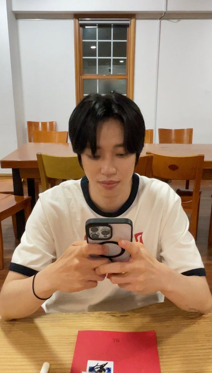 smiling_NIEL08's tweet photo. 유행이라는 아티스트한테 글 써달라고 하기ㅋㅋㅋㅋㅋ https://t.co/pO0GFnalVd
