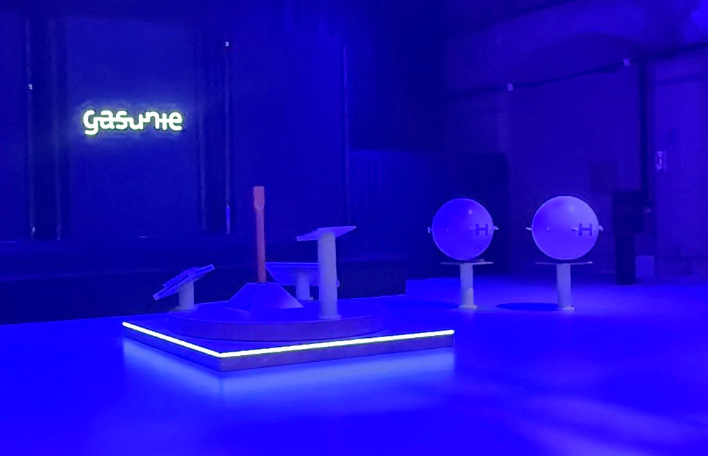 ENTSOG's tweet photo. @PDuvieusart , @ENTSOG , took part in the Hydrogen Milestone Ceremony hosted by @Gasunie  in Rotterdam, marking the completion of the first section of the Dutch hydrogen network.

🤝In presence of His Majesty @KingWillemAlexander, Minister @SvVeldhoven, and industry leaders. The programme featured contributions from @Gasunie , @PortOfRotterdam , @Shell  and @OpenGridEurope , highlighting developments in #decarbonisation, #securityofsupply and #crossborder #cooperation.

🔥These developments were also central to discussions during the @FlameConference panel, “How are Europe & the UK ensuring the right networks for the future?”, moderated by Erik Rakhou (@RakhouAssociates), with contributions from Lucie Boost (@GIEBrussels ), Angus Paxton (@neso_energy) and Maria-Cristina Zaharia (Gas Distributors for Sustainability (@gd4s_eu ).🔥

🧩The discussion underscored the importance of robust grid planning to assess infrastructure adequacy across all time horizons and the need for projects that demonstrate a future-proof network, while ensuring that infrastructure adaptation remains cost-efficient and balanced, supporting both the energy transition and the continued reliability of supply.

#FLAME2026