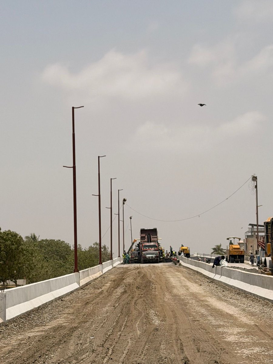 murtazawahab1's tweet photo. Happy to share progress of the Azeempura Flyover being constructed by KMC. The structure is complete &amp; road carpeting is being done along with expansion joints. We are committed to have the bridge completed and opened for public in 90 days time #KarachiWorks #HamaraShehar https://t.co/923FshVW9K