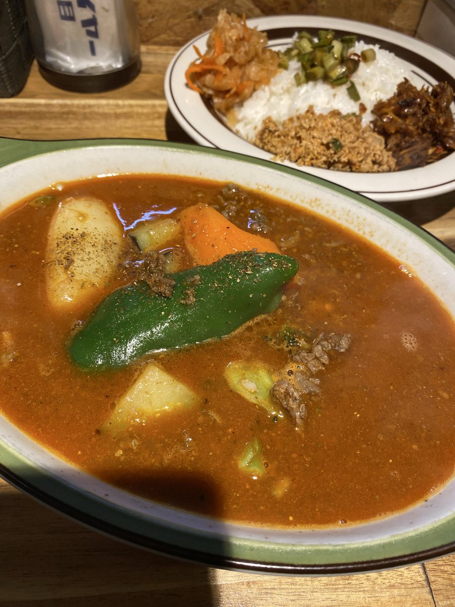 tklovescurry's tweet photo. 066
#デストロイヤー西18丁目
マトンアラビキーマ99
ナンコツ
しゃけサンボル
ポル•サンボーラ
米泥棒

久々のマトンアラビキーマに
ナンコツで食感をプラスし
しゃけポル泥棒福神漬をライスに混ぜる

ああ、なんて美味いんだ！！ https://t.co/rs9KjNKh0Z