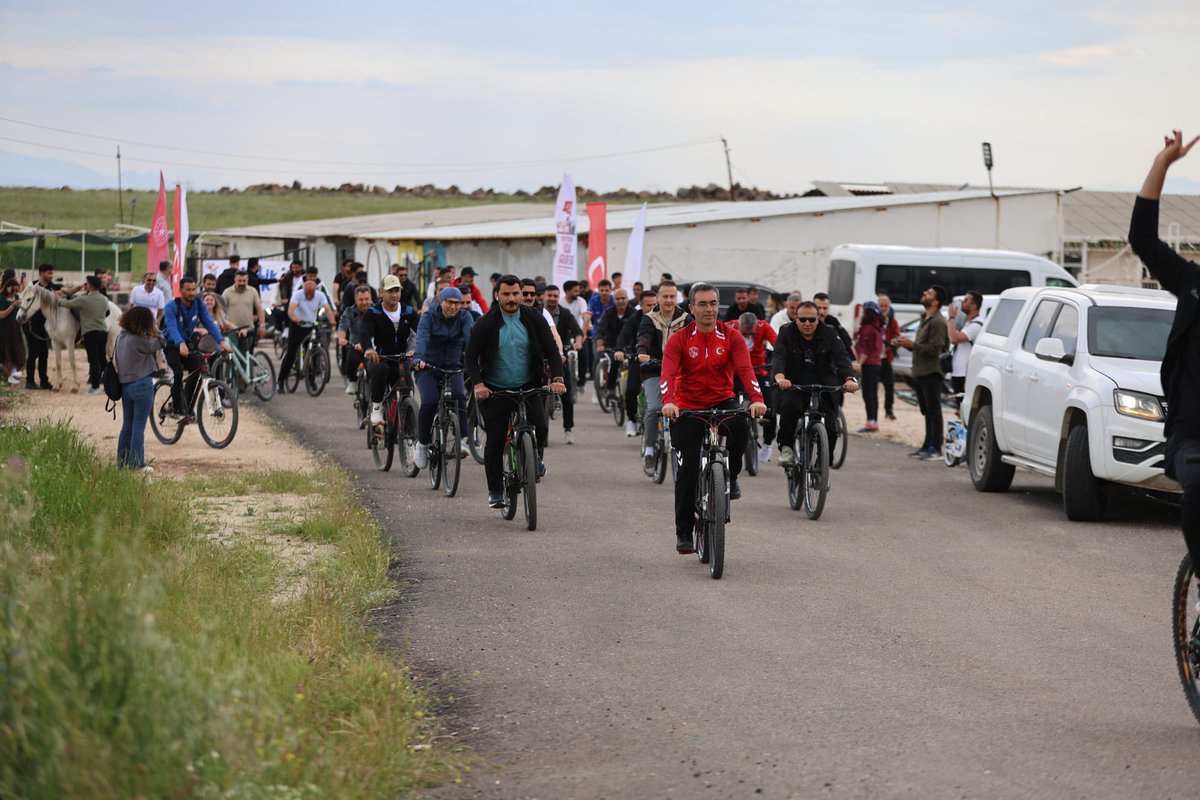 GSB_Sirnak's tweet photo. 📍 İdil

Gençlik Haftası kapsamında İlçe Müdürlüğümüz tarafından düzenlenen bisiklet turu etkinliği; Kaymakamımız Anıl Adıgüzel, İl Müdürümüz Fedai Din, Spor Hizmetleri Müdürümüz Nihat Avcı, İlçe Müdürümüz Hamza Şiren ve kıymetli vatandaşlarımızın katılımıyla gerçekleştirildi. 🚴‍♂️ https://t.co/o9vYDlb6Im
