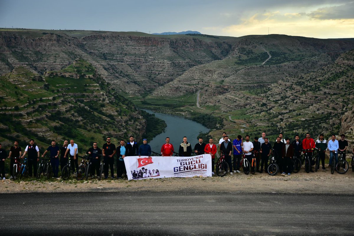 GSB_Sirnak's tweet photo. 📍 İdil

Gençlik Haftası kapsamında İlçe Müdürlüğümüz tarafından düzenlenen bisiklet turu etkinliği; Kaymakamımız Anıl Adıgüzel, İl Müdürümüz Fedai Din, Spor Hizmetleri Müdürümüz Nihat Avcı, İlçe Müdürümüz Hamza Şiren ve kıymetli vatandaşlarımızın katılımıyla gerçekleştirildi. 🚴‍♂️ https://t.co/o9vYDlb6Im