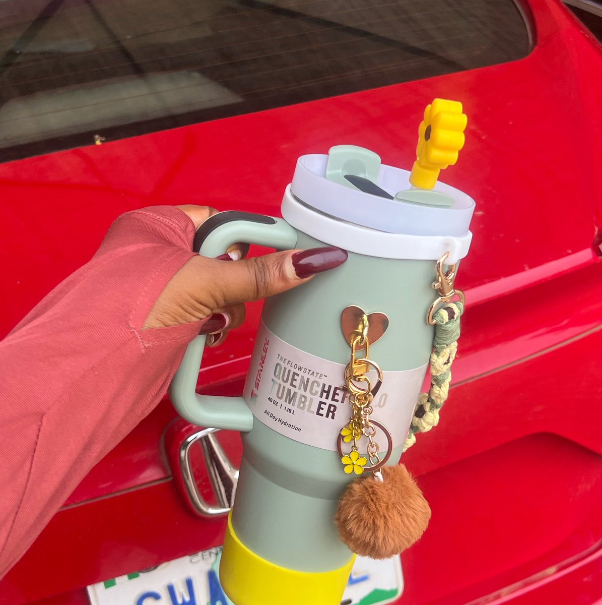 chomyjane1's tweet photo. It’s me and my cup against the world. Heading out with my palm wine. If e reach your turn fill yours with water ✌️ https://t.co/63UQitfFeJ