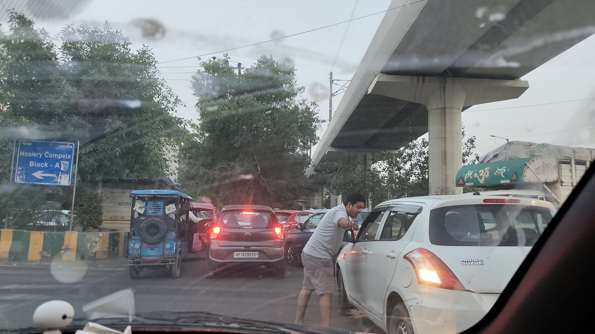 ur_whAT_IF's tweet photo. @Noidatraffic 

No traffic light...no traffic police near nsez hosiery complex https://t.co/Cuvffs7g5v