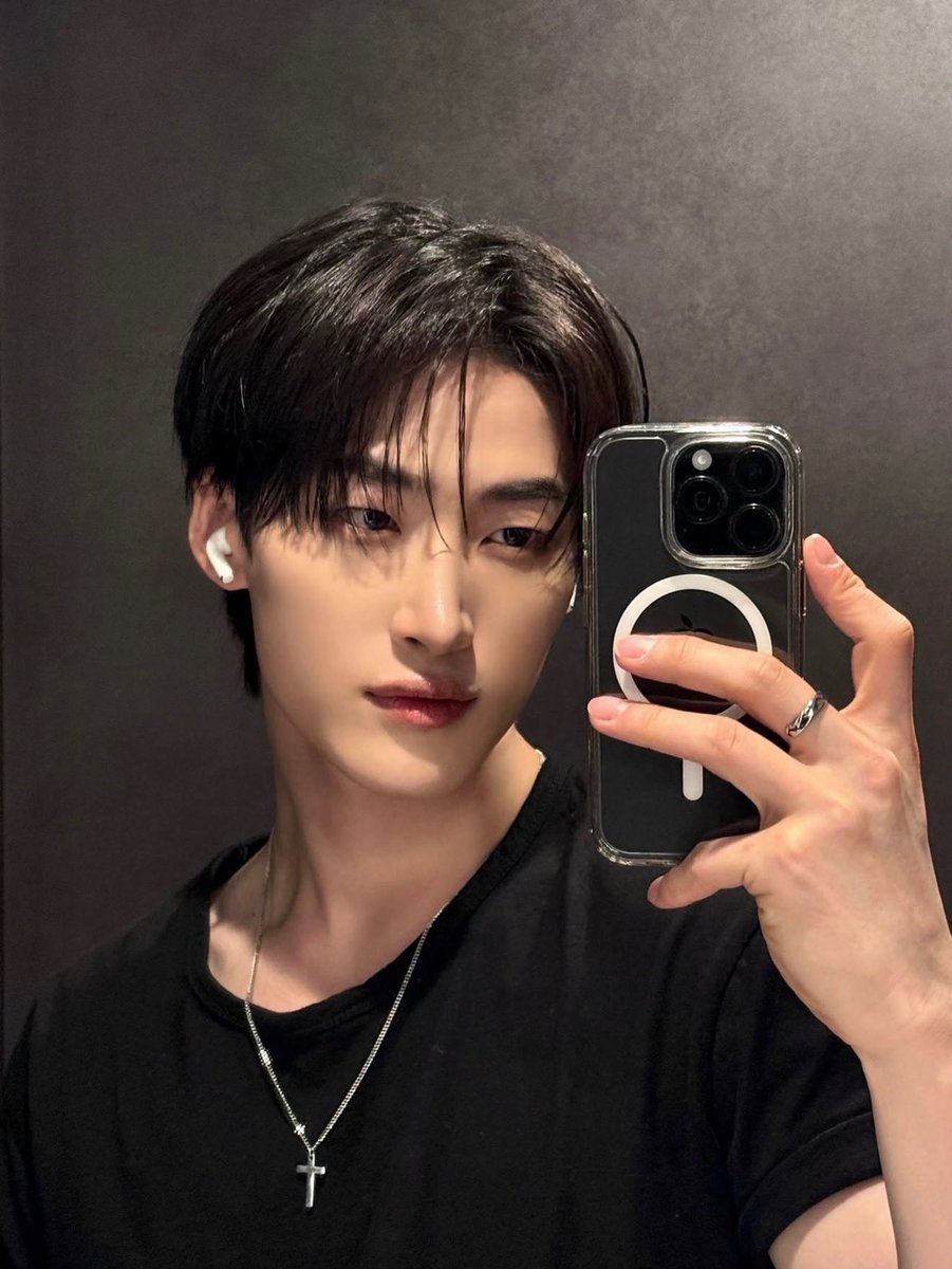 Y0UM1NS's tweet photo. YOUMIN IM EASY PLS https://t.co/UkySIp8Myp