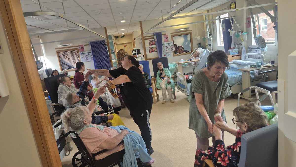 e3_nmgh's tweet photo. We have had a great time so far for dementia awareness week 🩵today was our music day on E3 and our very own singer came into spread the joy of a good sing-along with our patients. 💜enjoyed by many!
*consent given for pictures taken*
#NMGH #E3 #Musicday #Dementiaawarenessweek https://t.co/9ApLI4TuJb