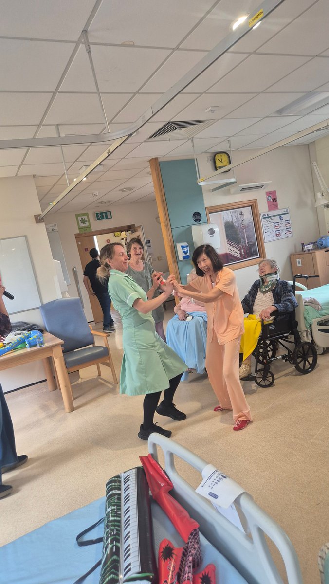 e3_nmgh's tweet photo. We have had a great time so far for dementia awareness week 🩵today was our music day on E3 and our very own singer came into spread the joy of a good sing-along with our patients. 💜enjoyed by many!
*consent given for pictures taken*
#NMGH #E3 #Musicday #Dementiaawarenessweek https://t.co/9ApLI4TuJb