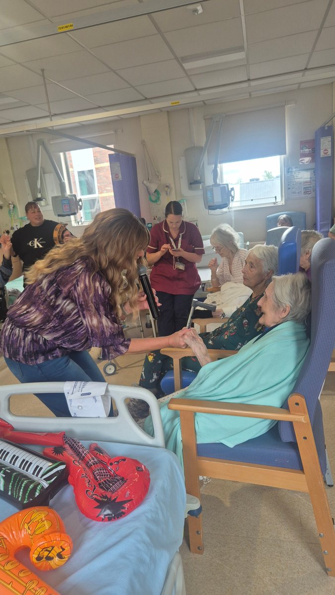 e3_nmgh's tweet photo. We have had a great time so far for dementia awareness week 🩵today was our music day on E3 and our very own singer came into spread the joy of a good sing-along with our patients. 💜enjoyed by many!
*consent given for pictures taken*
#NMGH #E3 #Musicday #Dementiaawarenessweek https://t.co/9ApLI4TuJb